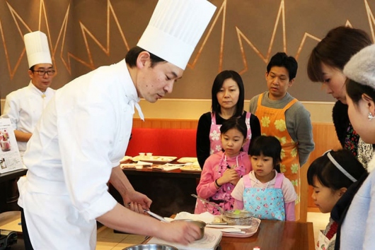 <b>◇マジパン教室≪無料≫</b><br>1F 宴会場  1/1 10:30~11:30/13:30~14:30<br>ホテルのパティシエによる、家庭でもできるマジパン作り教室を親子でご体験いただけます。作ったマジパンはお土産にお持ち帰りいただけます。 <br>※マジパンとは…アーモンド粉末と砂糖、卵白などを混ぜ合わせてペースト状に固めた、ヨーロッパではそのまま食べられる事も多いポピュラーな洋菓子です。日本ではケーキデコレーションに良く使用されています。
