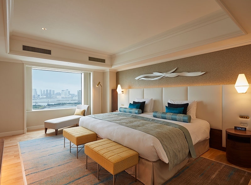 Deluxe Suite Bedroom (daytime)