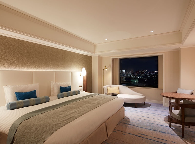 Deluxe Grand King Rainbow Bridgeside (night)