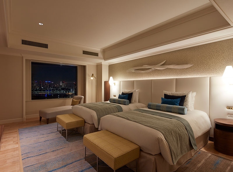 Deluxe Suite Bedroom (night)