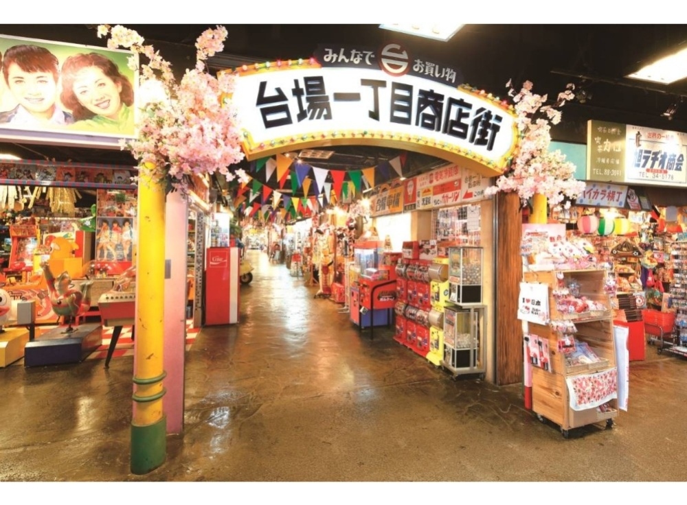 昭和のレトロな雰囲気たっぷり！「商店街入口ゲート」