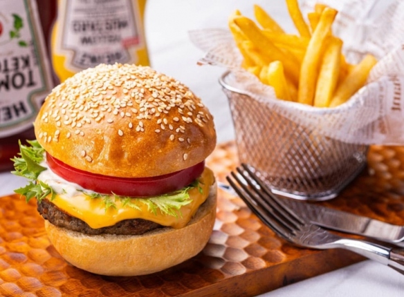 ビーフバーガー　ポテト添え
