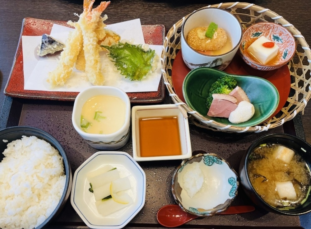 屋形船で楽しむグルメの世界 〜和食だけじゃない！〜