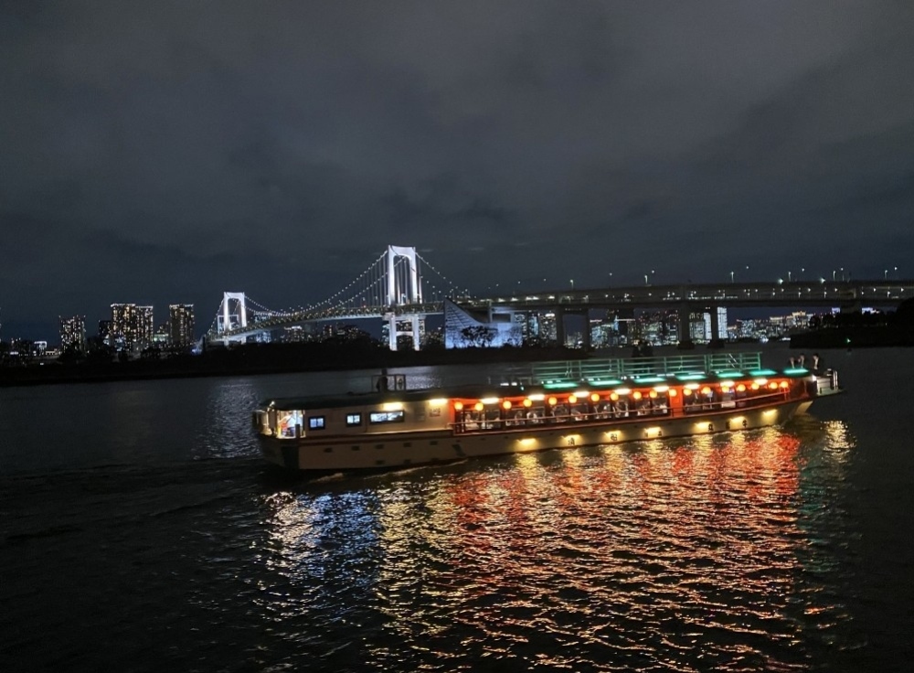 夏の風物詩！お台場発着の屋形船で味わう、東京湾の夜景とグルメ体験
