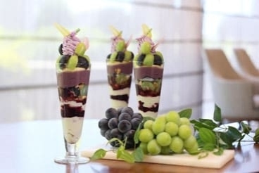 The Lobby Cafe「シャインマスカットと巨峰のパフェ」