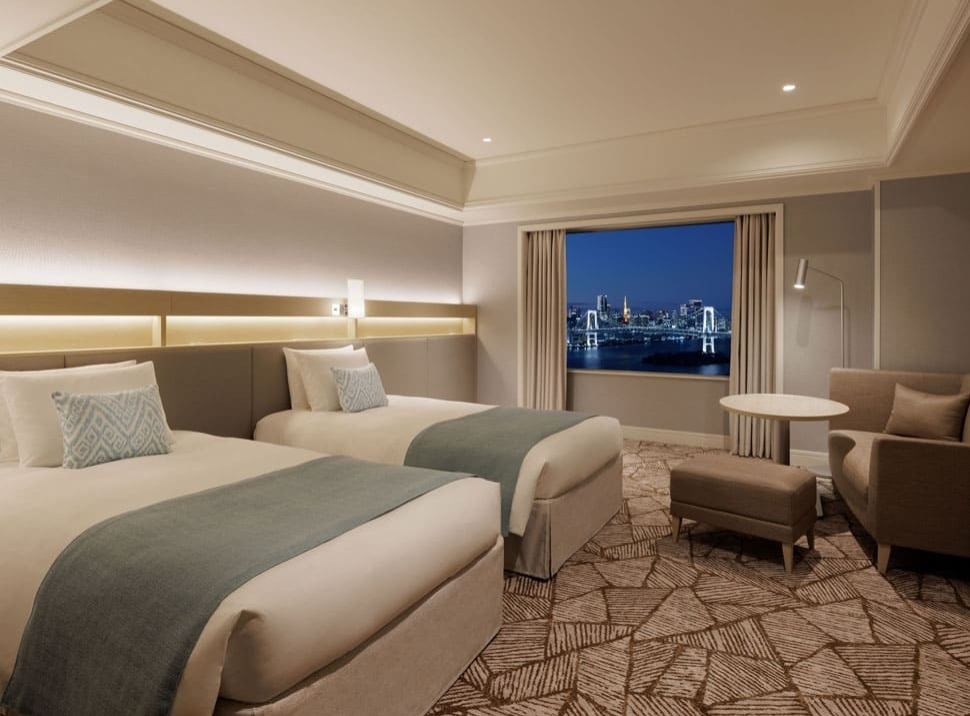 Luxury Twin Rainbow Bridgeside (night)