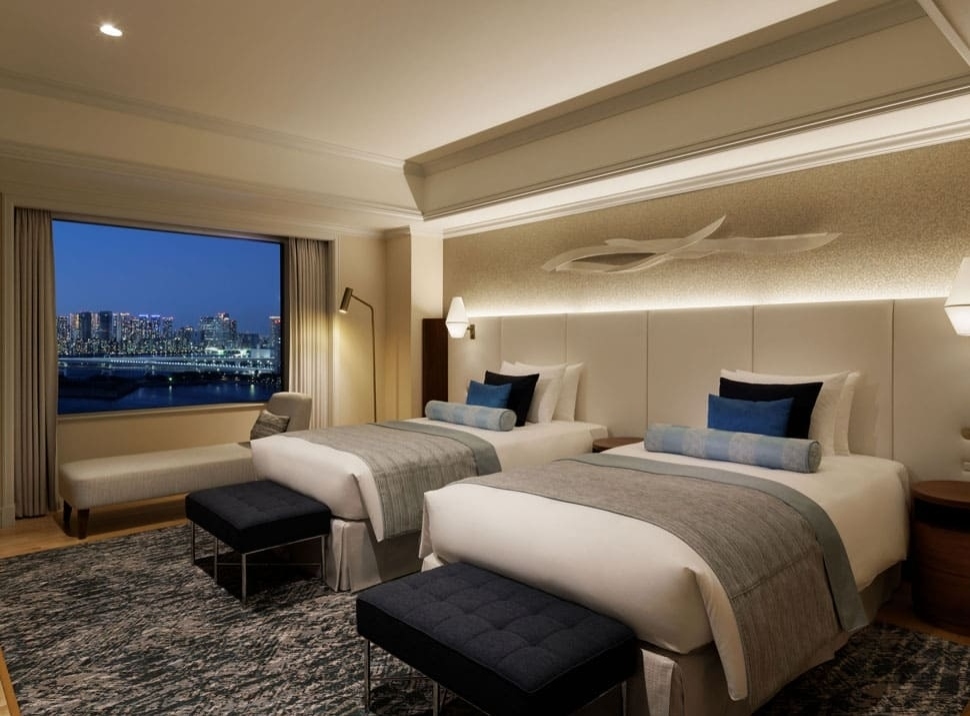 Deluxe Suite Twin Bedroom (night)