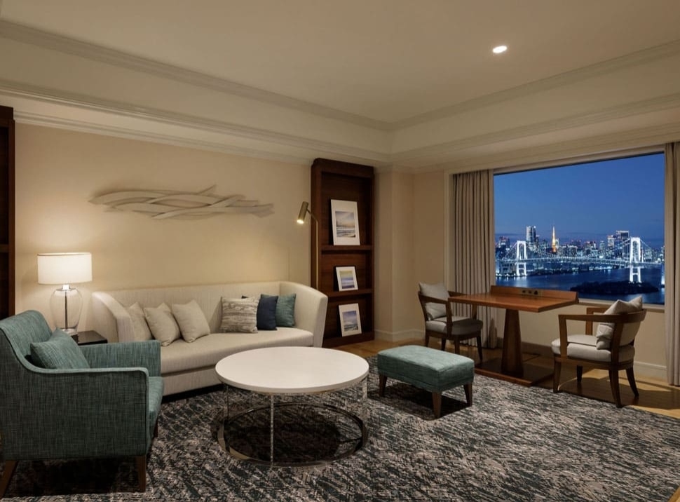 Deluxe Suite Grand King Living Room (night)