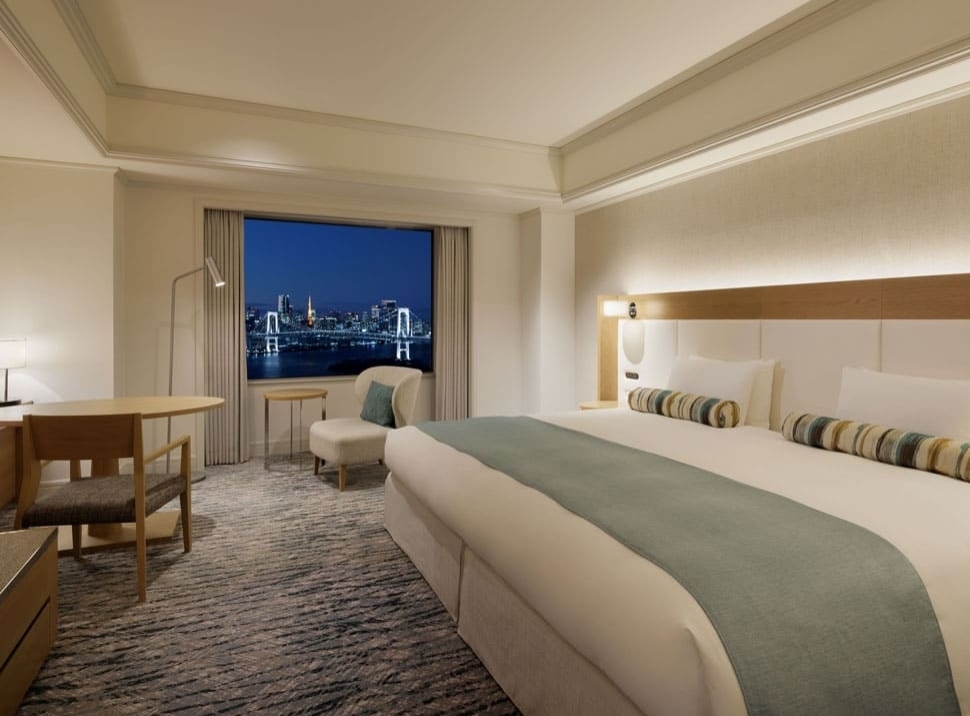 Deluxe Grand King Rainbow Bridgeside (night)