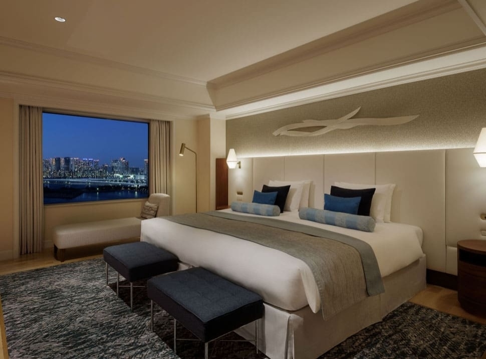 Deluxe Suite Grand King Bedroom (night)