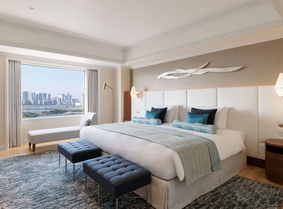 Deluxe Suite Grand King Bedroom (daytime)