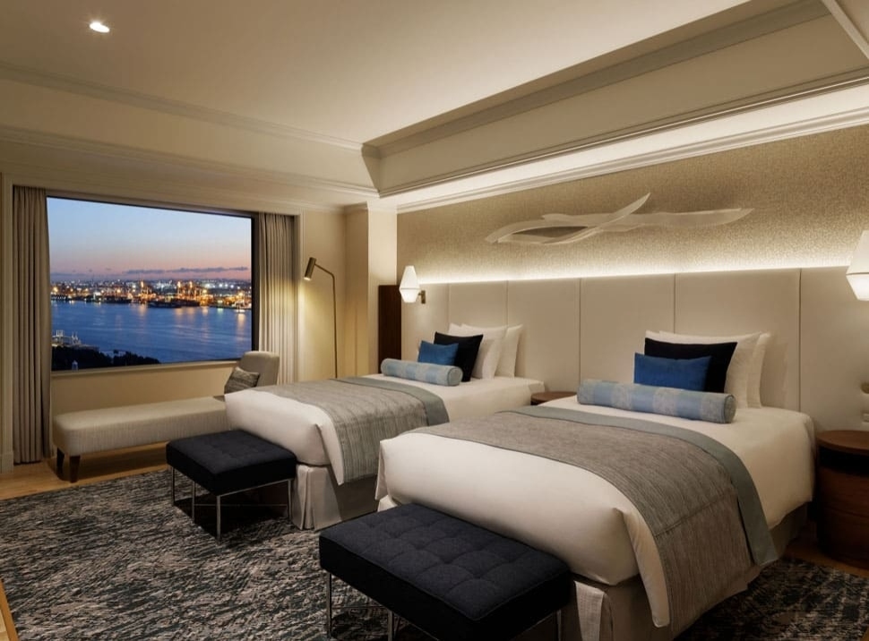 Deluxe Suite Twin Bedroom (night)