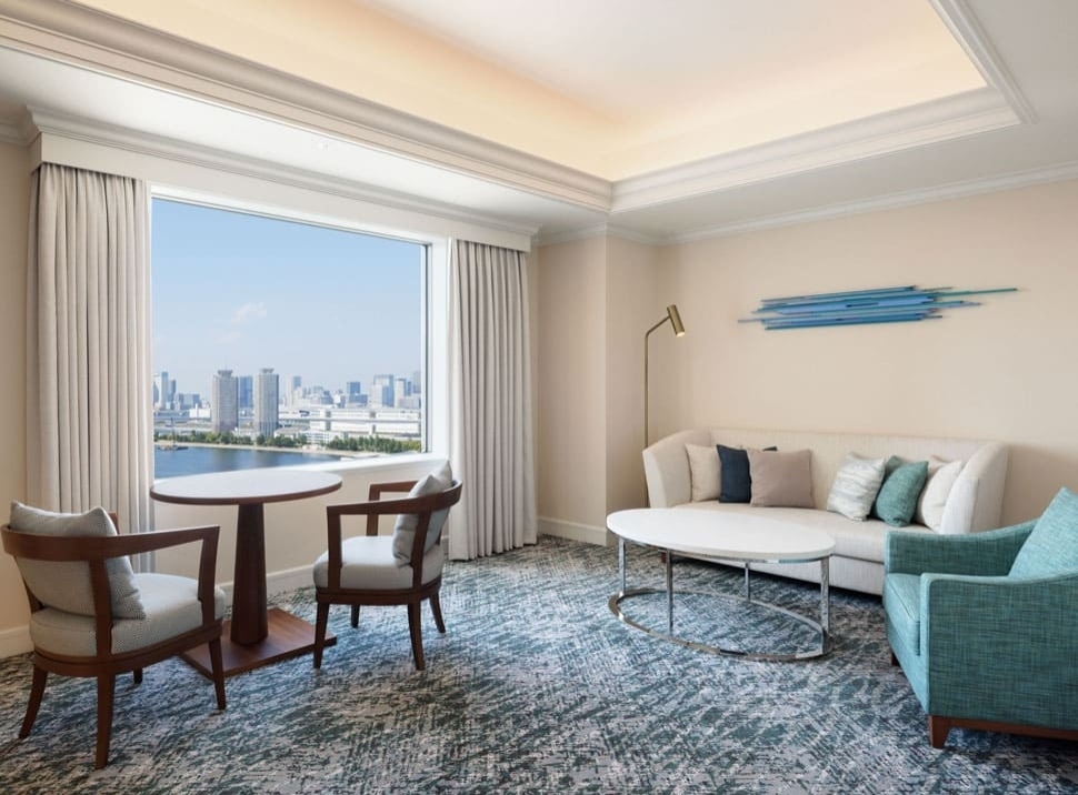 Corner Suite Living Room (daytime)