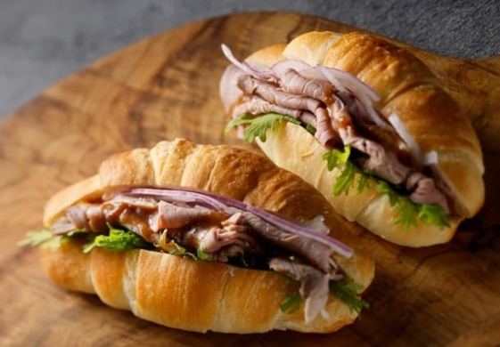 トリュフ塩パンのローストビーフサンド