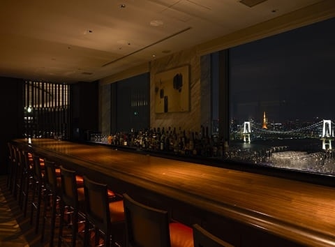 「The Bar & Lounge」｜食後の“天空バー”で締める