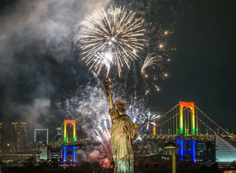 自由の女神像前｜迫力を味わえる至近距離スポット
