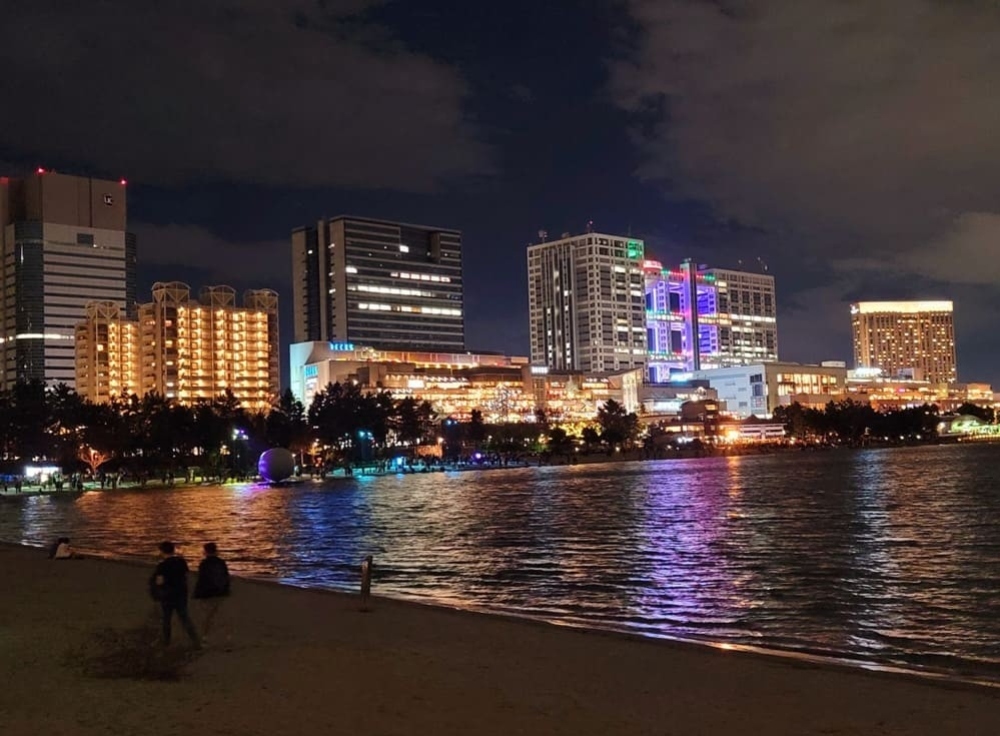 お台場海浜公園 北側エリア｜比較的落ち着いて見られる広めのビーチ