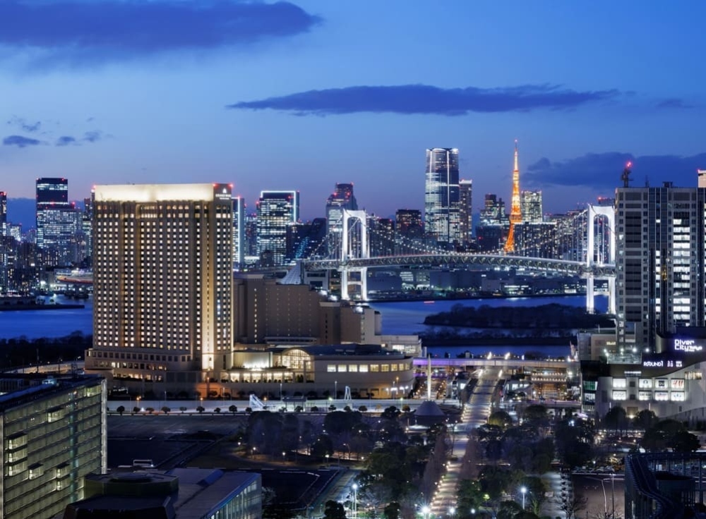 海辺の夜景を望む“お台場のランドマークホテル”