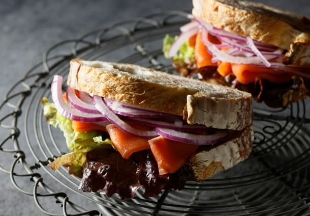 ディルの高加水パンのスモークサーモンサンド