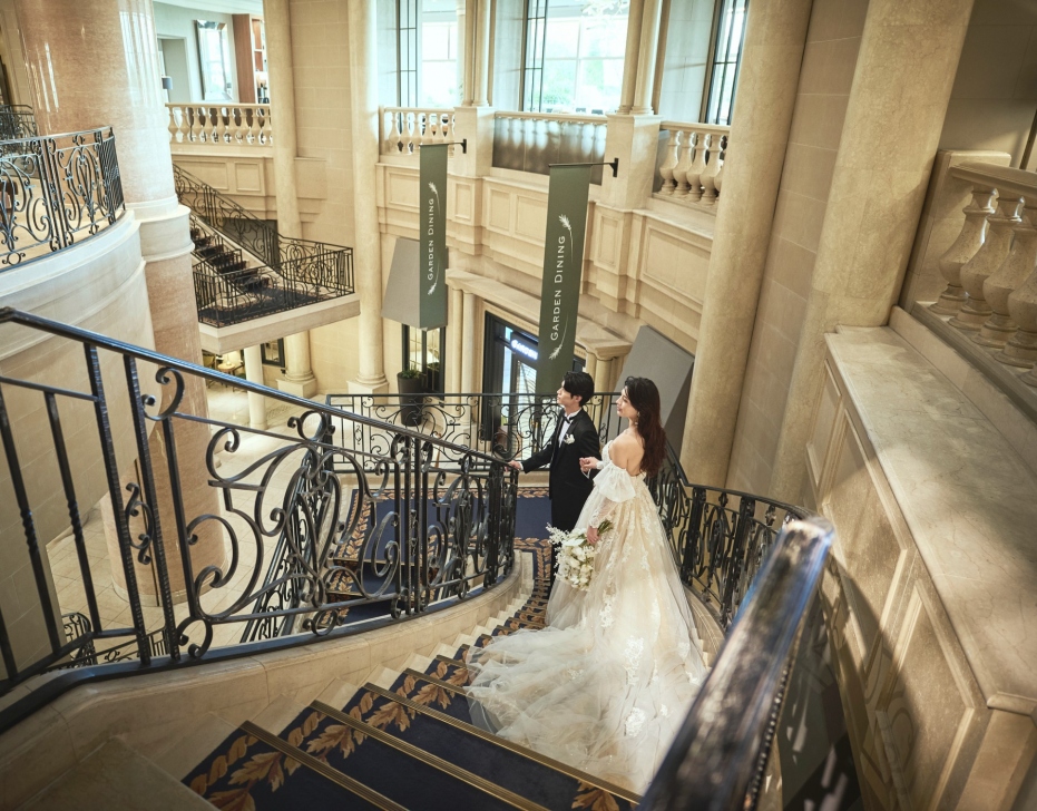 グランドニッコー東京 台場の大階段フォトスポットでのウエディング撮影シーン