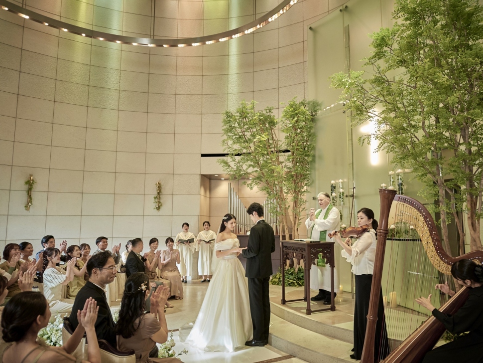 生演奏が響くチャペルでの挙式シーン｜グランドニッコー東京 台場の結婚式
