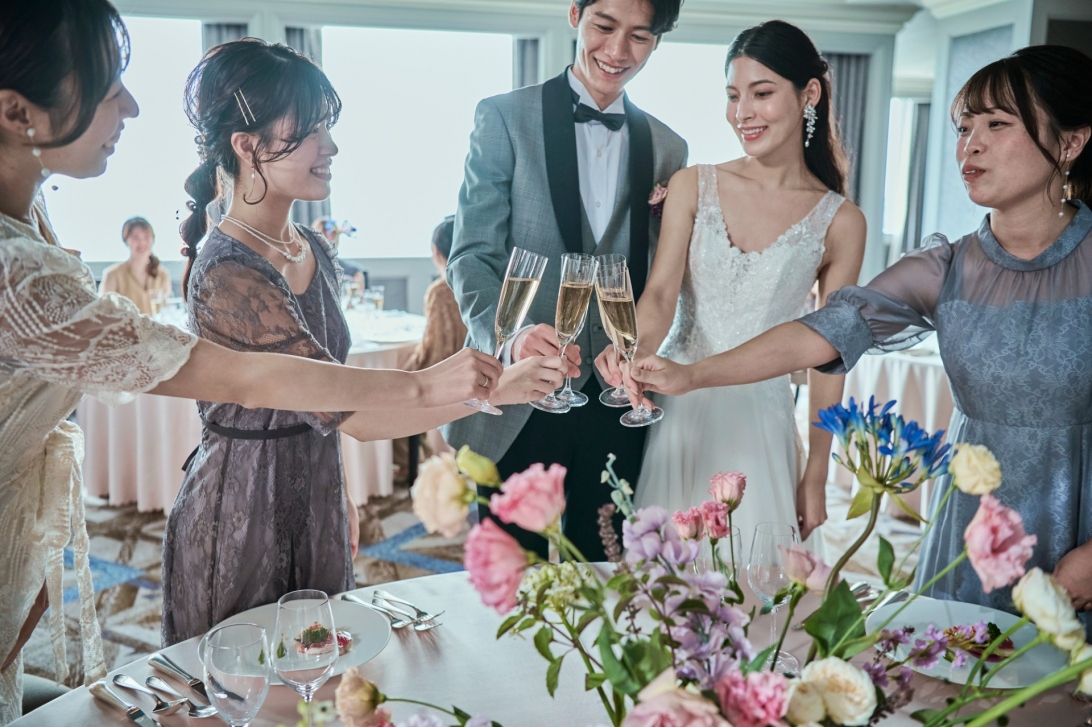 ゲストと乾杯を楽しむ披露宴シーン｜ホテルウエディングのアットホームなひととき