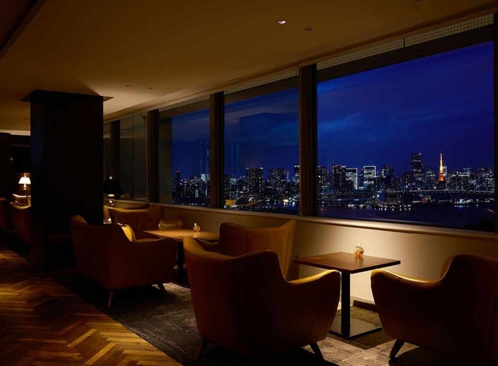 カウンター席とラウンジ席 ─ 2つの過ごし方