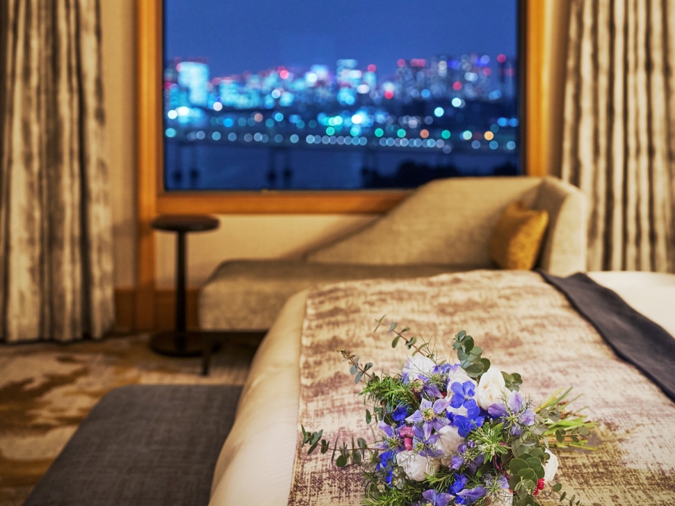東京の夜景を望むホテル客室からの眺め｜宿泊特典イメージ