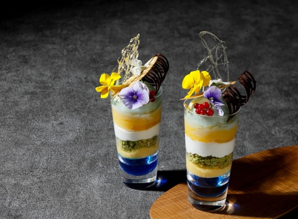 The Bar ＆ Lounge「白桃とブルーキュラソーが彩る 夏夜の締めパフェ」