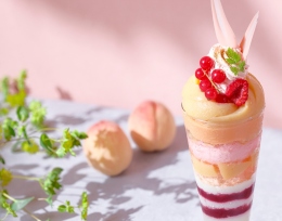 The Lobby Cafe「とろける桃のご褒美パフェ」
