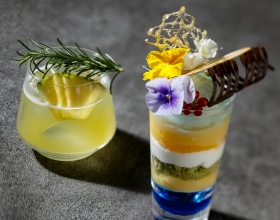 The Bar ＆ Lounge「白桃とブルーキュラソーが彩る 夏夜の締めパフェ」