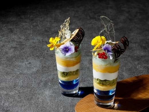 白桃とブルーキュラソーが彩る 夏夜の締めパフェ