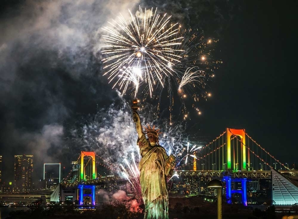 東京湾の夜景とともに楽しむ「お台場レインボー花火」