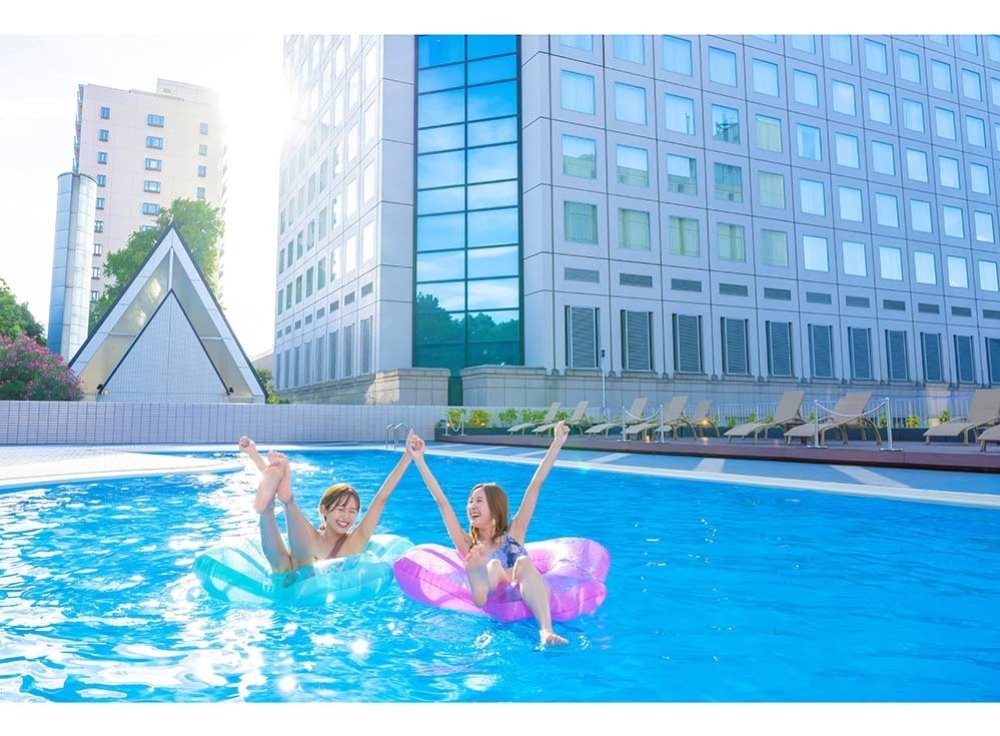 品川プリンスホテル｜屋内外のプールで夏を遊び尽くす