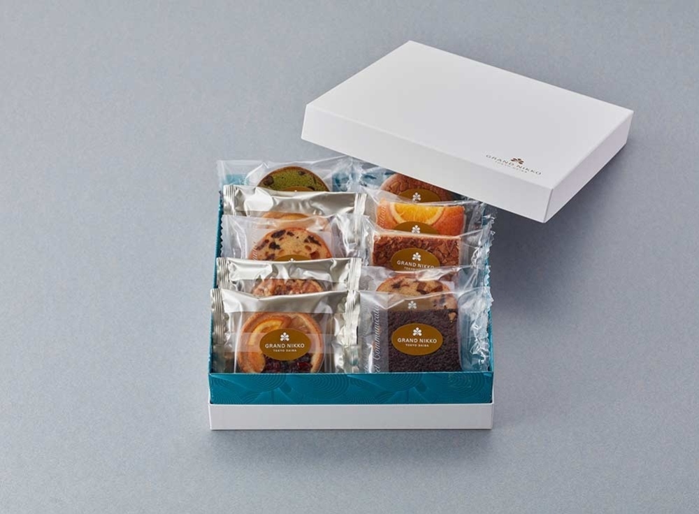 キャラメルとショコラ、2種類の味を楽しめるホテルオリジナルのポップコーン。6袋入で個包装になっているため、帰省先で家族と分けたり、職場へのちょっとした手土産にもぴったり。  ホテルメイドならではの上質感がありながら、気軽に贈りやすい価格帯もポイント。いつもの東京土産とは少し違う一品を選びたい方にもおすすめです。  ●「焼菓子 詰め合わせ」（12個入：税込3,600円）