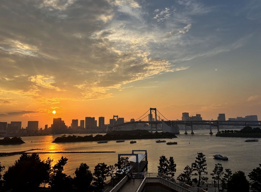昼・夕暮れ・夜・朝で表情が変わる東京湾