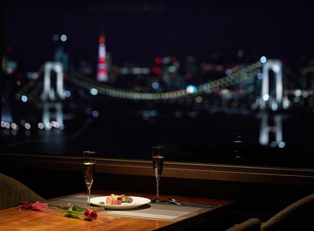 地上100mからの景色とともに楽しむディナー