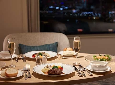 12本のバラとインルームディナーで想いを伝えるプロポーズプラン