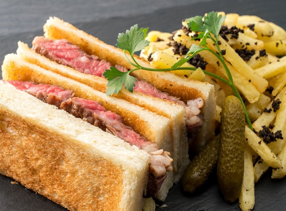 東京ビーフサーロインサンド“極”　トリュフポテト添え