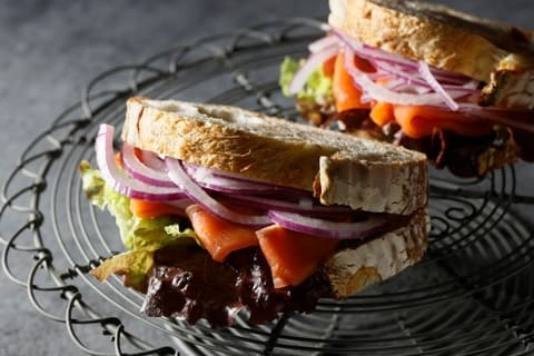 高加水パンのスモークサーモンサンド