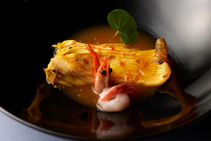画像：佐渡島産カスベのブイヤベース煮凝り　南蛮エビを添えて