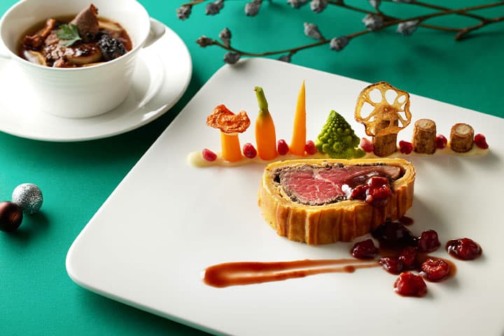 画像：常陸牛フィレ肉のパイ包み　フランボワーズ風味の赤ワインソース