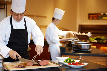 おすすめのメイン料理はシェフパフォーマンスで