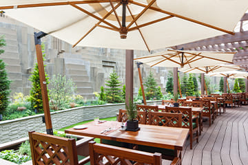 光と緑が溢れるレストラン