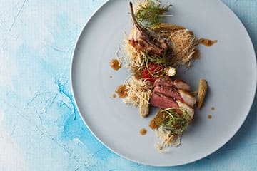 世界各国の厳選された食材と豊富なワイン