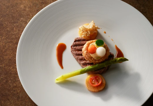 写真：国産牛フィレ肉のグリル エストラゴン香るベアルネーズソースとマデラソース