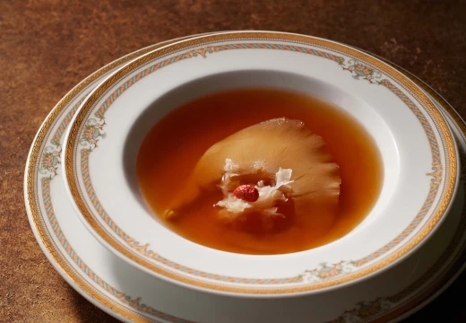 写真：ふかひれの姿煮 白きくらげ添え クコの実のせ