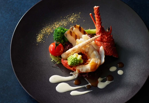 写真：伊勢海老とエゾ鮑のデュエット“Soja”と柚子風味のソース