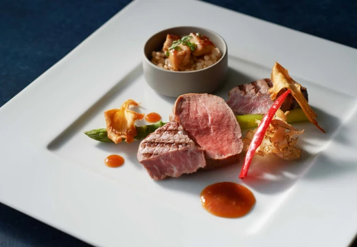 写真：国産牛フィレ肉のグリルとローストフォワグラ入り発芽玄米西洋山葵ソース