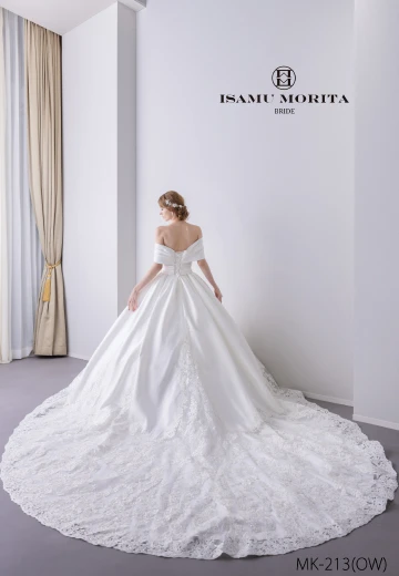 写真：ブライダル スタイリスト ソガのドレス一例